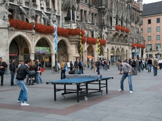 Tischtennis auf Münchner Marienplatz Tischtennis auf Münchner Marienplatz