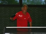 Peter Bauer konzentriert sich auf den nächsten Ball.