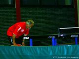 Peter Bauer bückt sich (nach dem Ball oder vor Erschöpfung)?