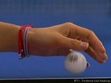 Hand und Ball beim Aufschlag