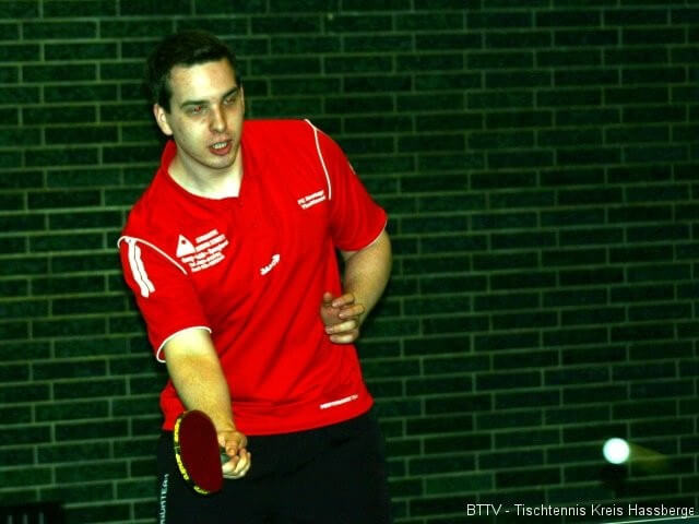 Christian Kuhbandner spielt Vorhand.