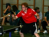 Christoph Wacker spielt einen dynamischen Rückhand-Konterball.