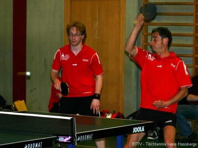 Christoph Wacker und Uwe Geheeb zusammen im Doppel -Uwe mit einem Topspin.