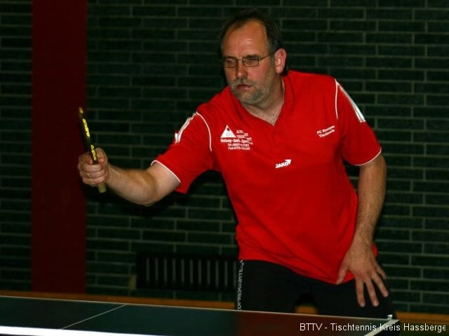 Michael Dingler spielt Rückhand.