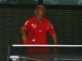 Peter Bauer spielt Rückhand auf der Vorhandseite.
