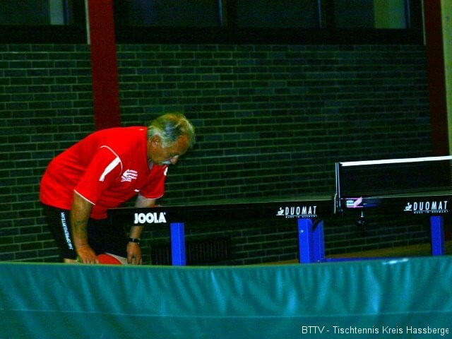 Peter Bauer bückt sich (nach dem Ball oder vor Erschöpfung)?