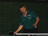 Thomas Glücker konzentriert sich auf einen Vorhand-Topspin.