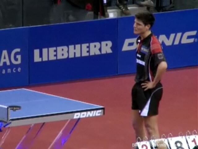 Dimitrij Ovtcharov an der Tischtennisplatte bei der Tischtennis EM 2009 in Stuttgart