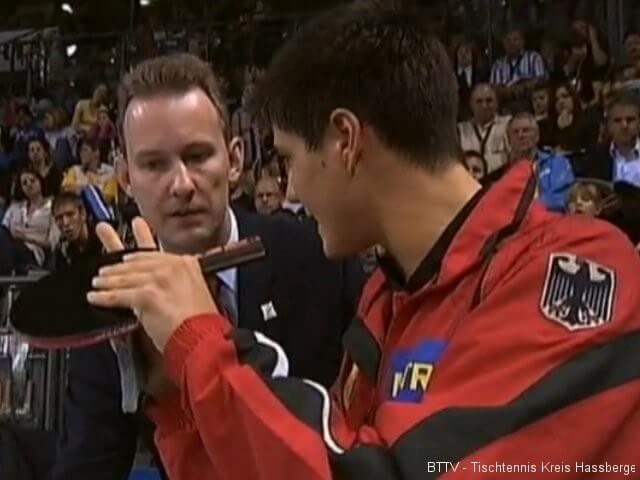 Dimitrij Ovtcharov diskutiert mit Schiedsrichter nach der Schlägerkontrolle bei der Tischtennis EM 2009 in Stuttgart