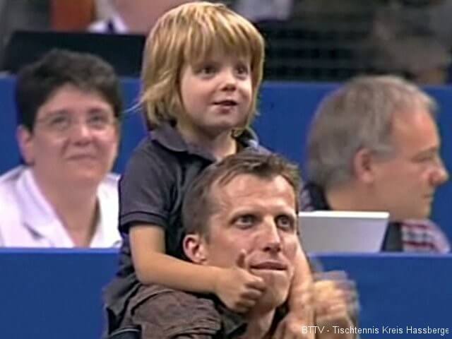 Jörg Roßkopf mit Kind auf den Schultern bei der Tischtennis Europameisterschaft 2009 in Stuttgart