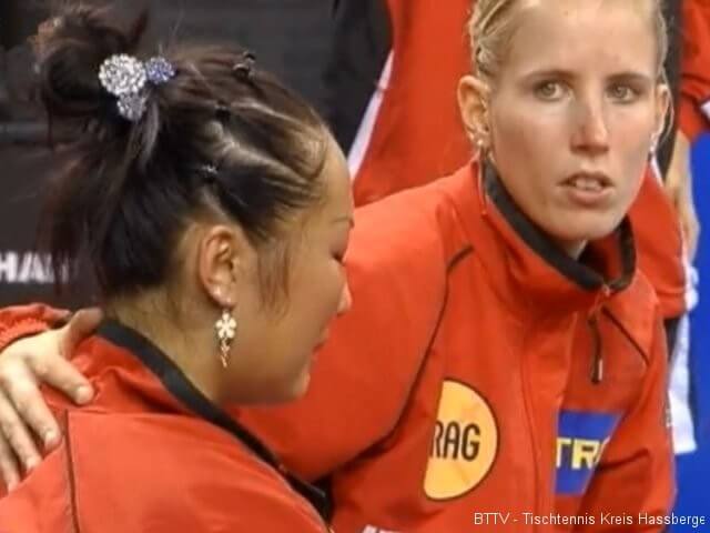 Zhenqi Barthel und Kristin Silbereisen sind traurig über die Niederlage gegen Polen bei der Tischtennis EM 2009 in Stuttgart