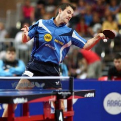 Timo Boll schmettert den Ball