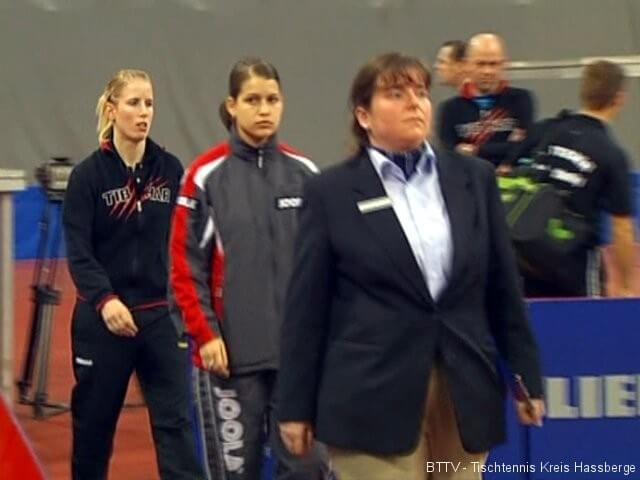 Kristin Silbereisen und Petrissa Solja laufen zum Finale der Tischtennis deutsche Meisterschaft 2010 ein