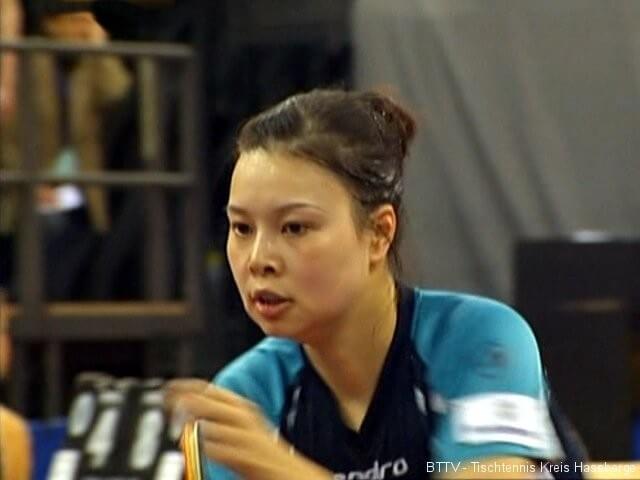 Wu Jiaduo konzentriert beim Rückschlag bei der Tischtennis deutsche Meisterschaft 2010