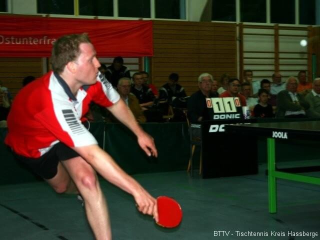 Alexander Burkard hechtet artistisch an den Ball