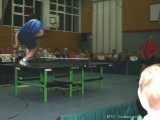 Jindrich Pansky läuft über den Tischtennistisch