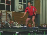 Milan Orlowsky steht auf dem Tischtennistisch