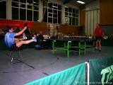 Jindrich Pansky sitzt auf einem Stuhl und spielt Ballonabwehr