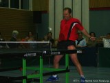 Milan Orlowsky spielt erneut mit Tischtennisschläger in der Hose Tischtennis