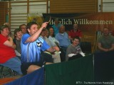 Jindrich Pansky hinter der Spielfeldumrandung auf einer Bank