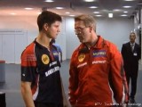 Dimitrij Ovtcharov diskutiert mit Dirk Schimmelpfennig nach der Schlägerkontrolle bei der Tischtennis EM 2009 in Stuttgart