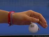 Hand und Ball beim Aufschlag