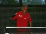 Peter Bauer konzentriert sich auf den nächsten Ball.