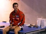 Timo Boll sitzt auf Tischtennisplatte bei der Tischtennis EM 2009 in Stuttgart