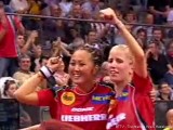 Zhenqi Barthel und Kristin Silbereisen nach Einzug ins Halbfinale bei der Tischtennis EM 2009 in Stuttgart